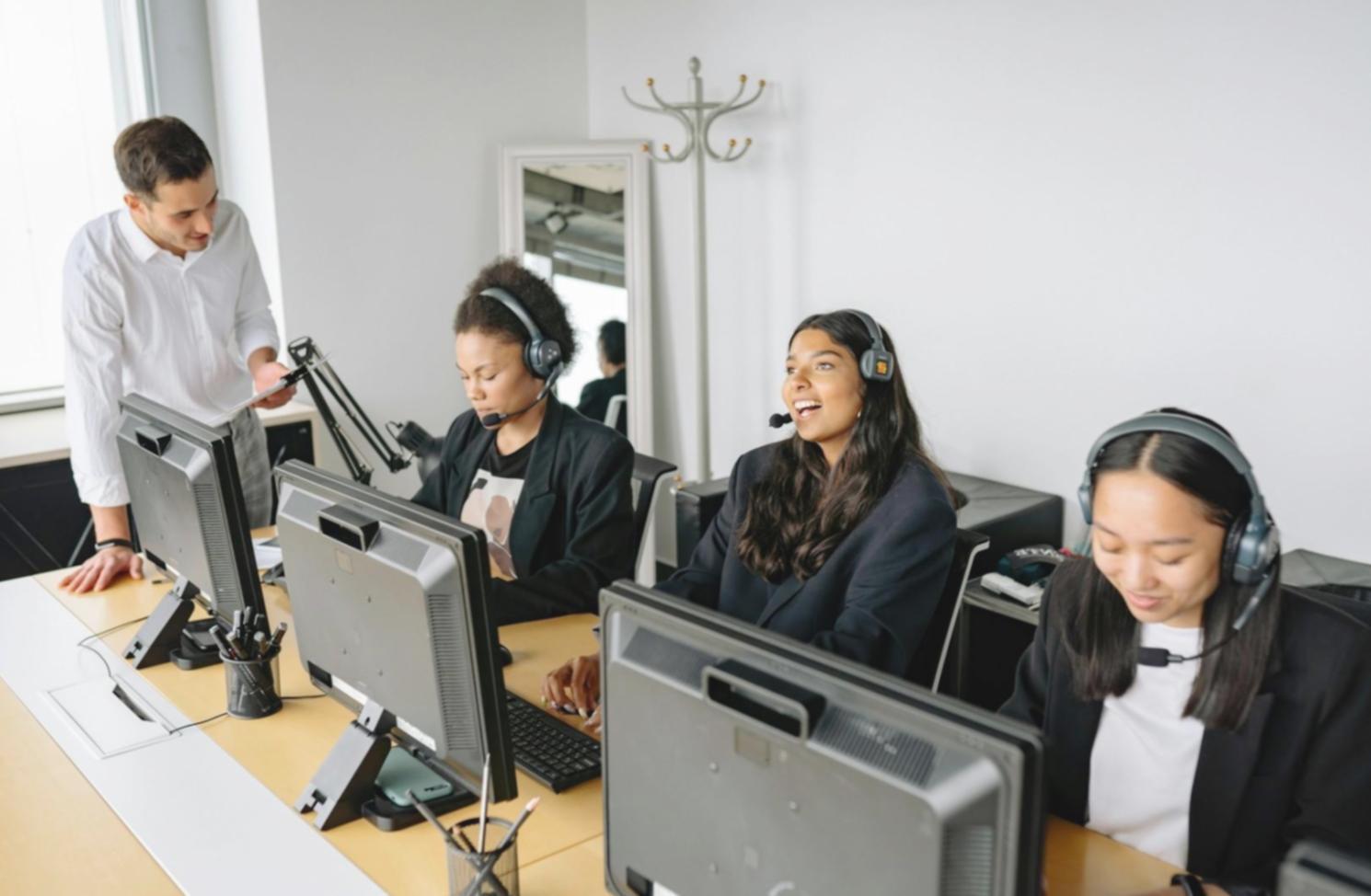 3D-Spieledesign Arbeitsplatz mit mehreren Bildschirmen und Modellierungssoftware